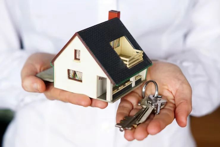 Personne tenant les clés d'un logement destiné à la location au Maroc