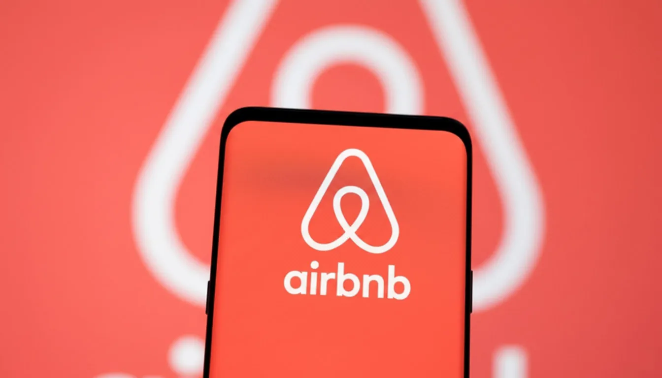 Application Airbnb ouverte sur un smartphone, symbole des arnaques signalées par les voyageurs et les hôtes