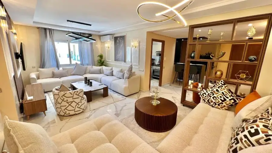 Salon d'un appartement marocain préparé pour des voyageurs Airbnb