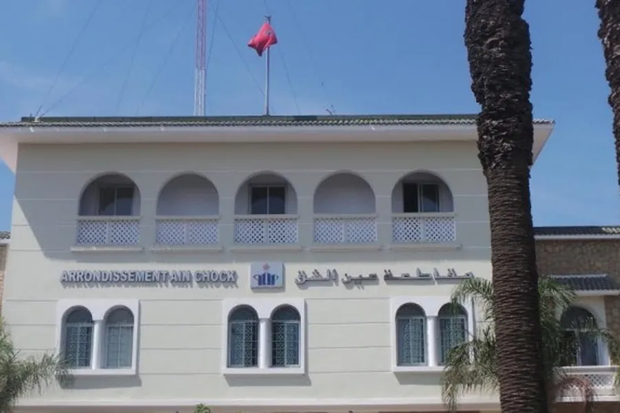 Signature d'un contrat de gestion locative entre un propriétaire et une conciergerie au Maroc