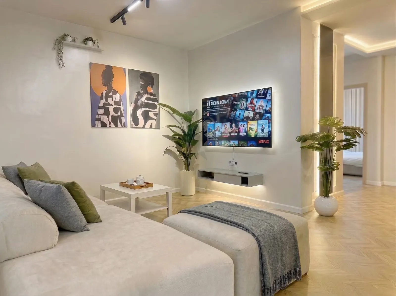 Salon avec canapé beige et télévision, logement géré par Cohost à Casablanca
