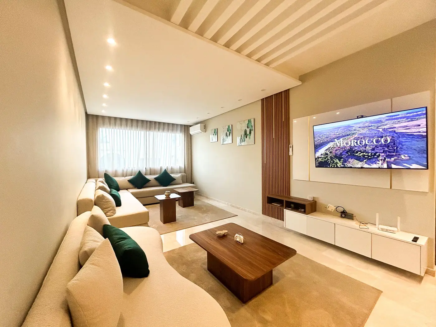 Salon spacieux avec canapé d'angle beige et coin salon, logement géré par Cohost à Casablanca