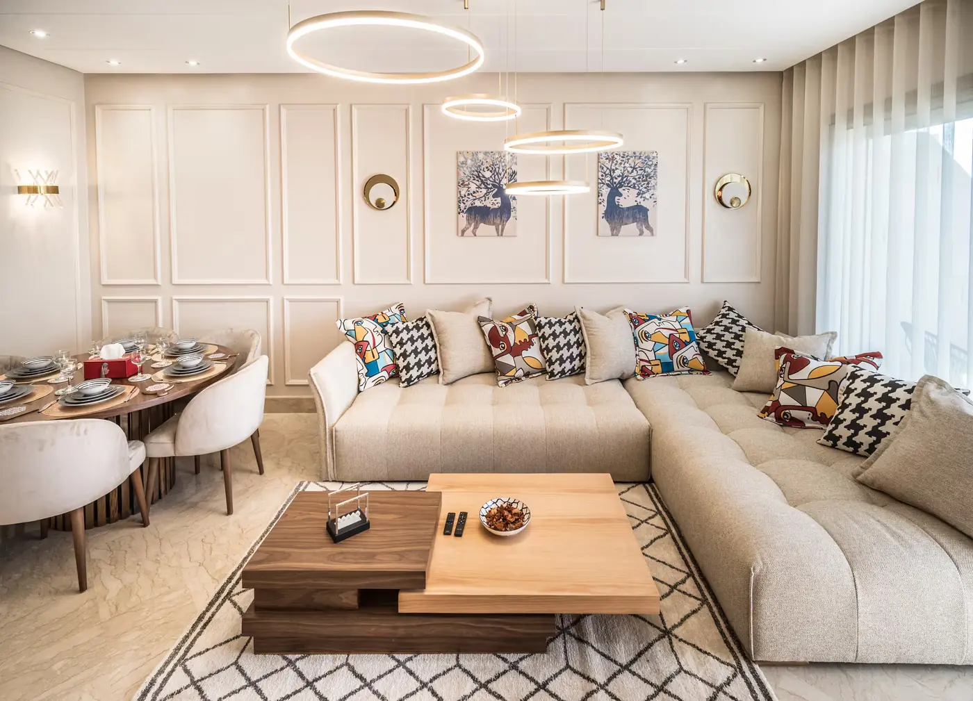 Salon avec coin repas et suspensions design, logement géré par Cohost à Casablanca