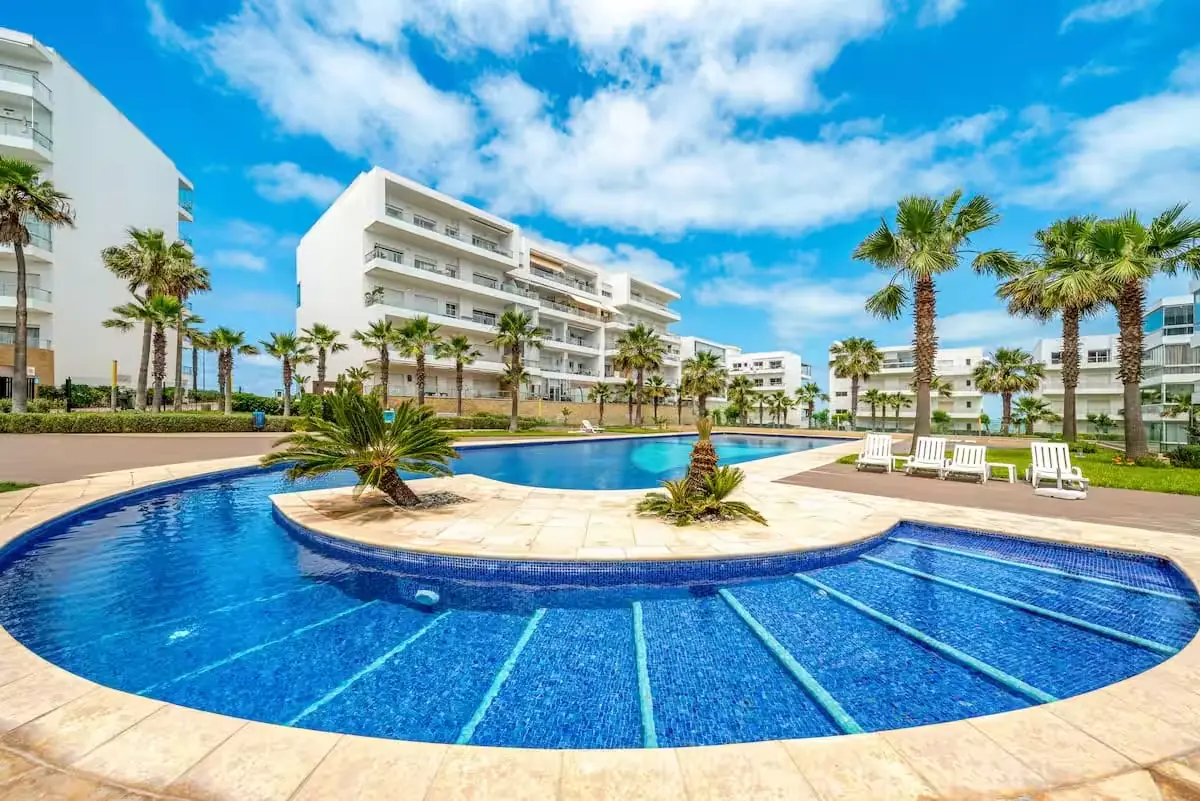 Résidence avec piscine et palmiers, logement en gestion par UrbanNestHabitat à Casablanca
